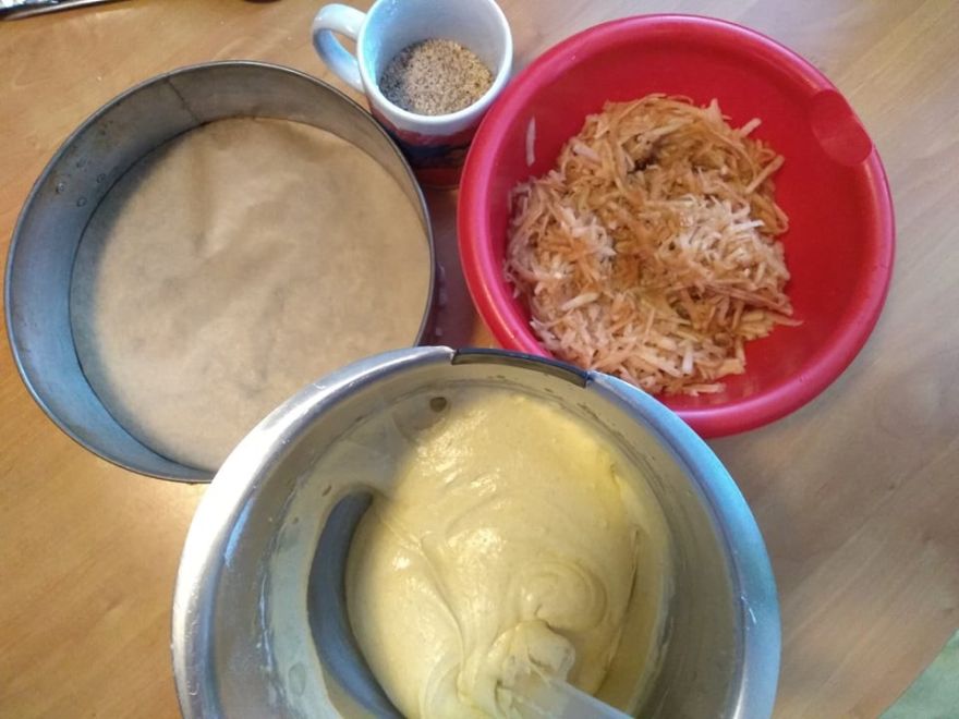 Bezlepkový jablečně-ořechový koláč