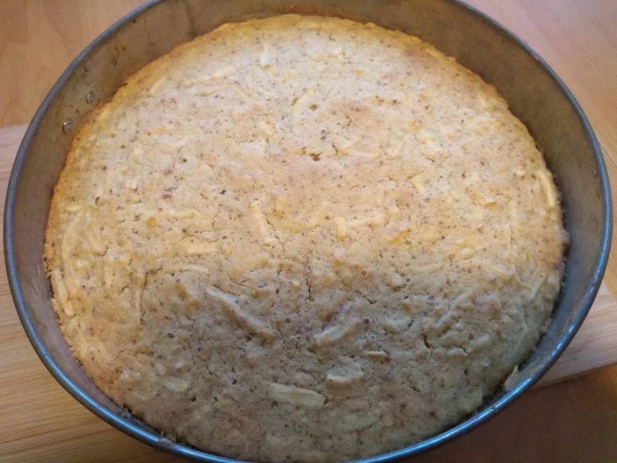 Bezlepkový jablečně-ořechový koláč