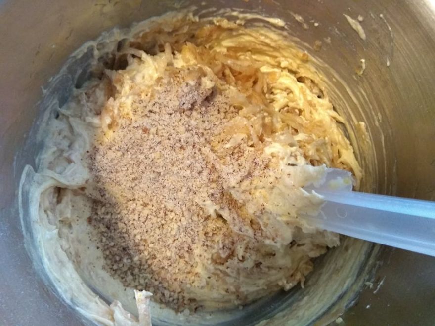 Bezlepkový jablečně-ořechový koláč