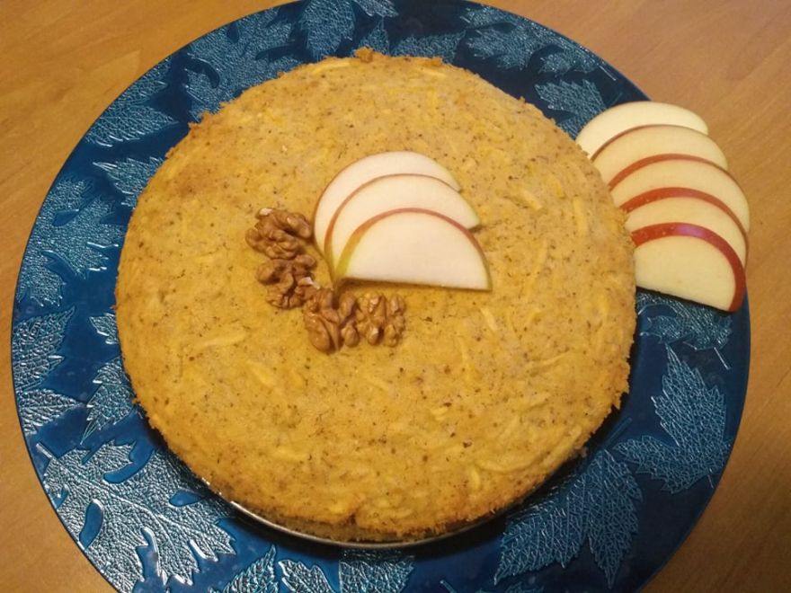 Bezlepkový jablečně-ořechový koláč