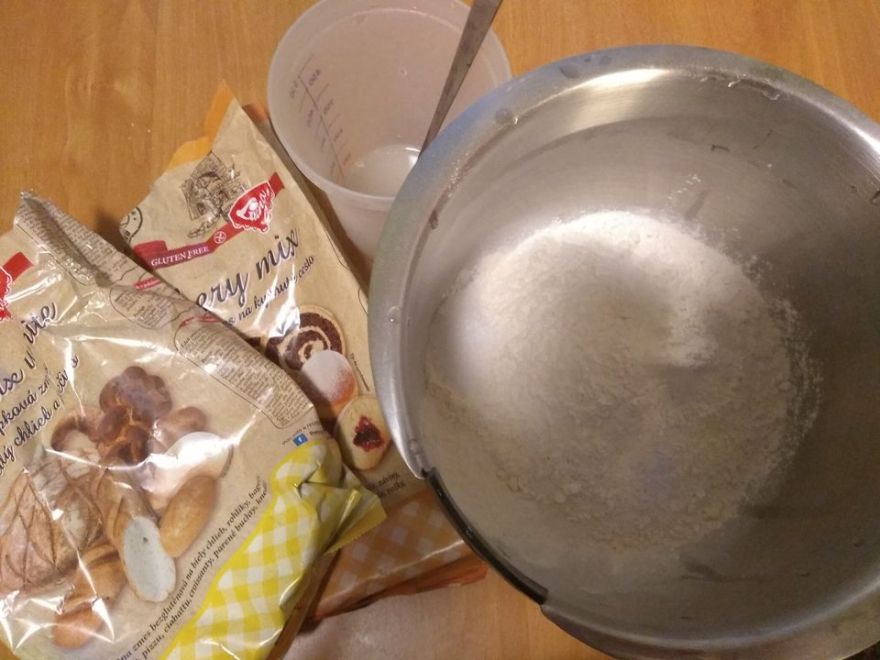 Bezlepkový pizzový závin