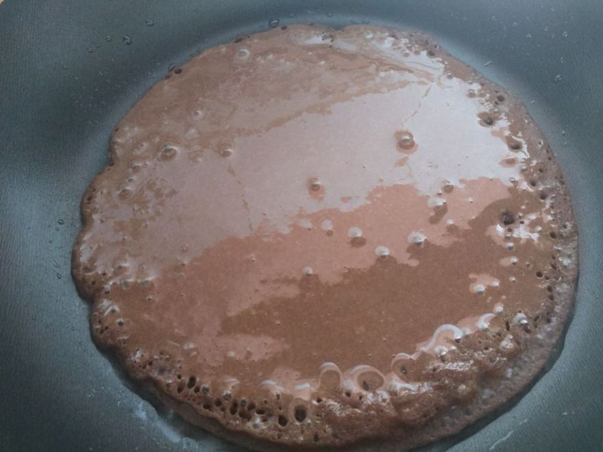 Bezlepkové čokoládové palačinky s arašídovým máslem a banány