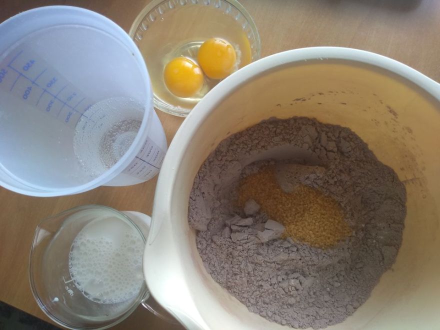 Bezlepkové čokoládové palačinky s arašídovým máslem a banány