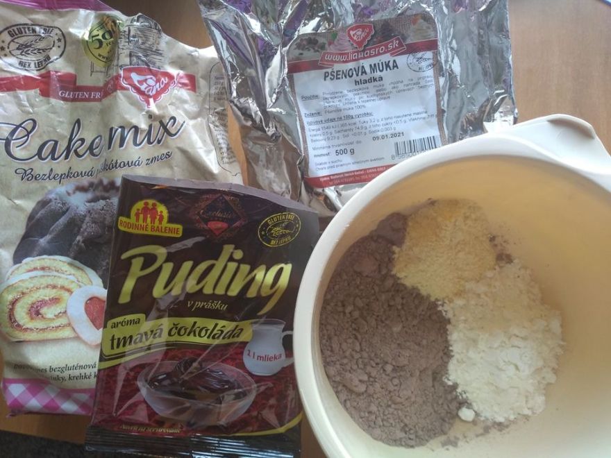 Bezlepkové čokoládové palačinky s arašídovým máslem a banány