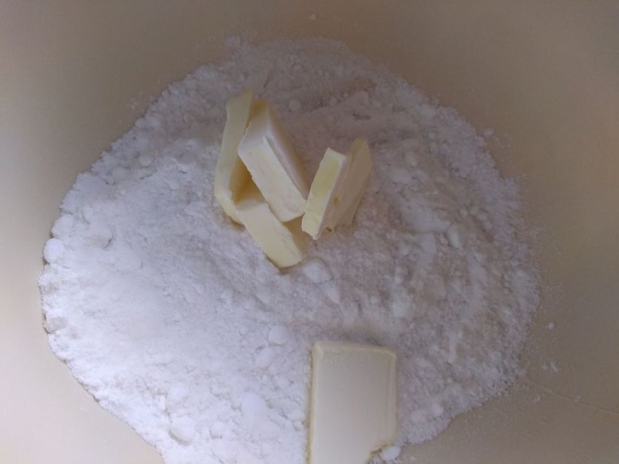 Bezlepkový jablečný koláč s drobenkou