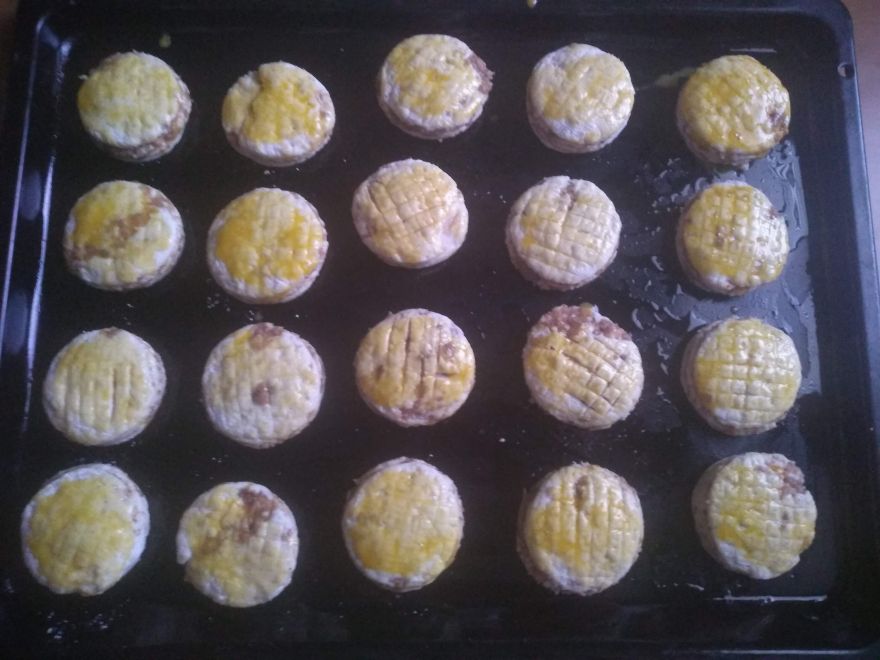 Gluten-free crackers with wine