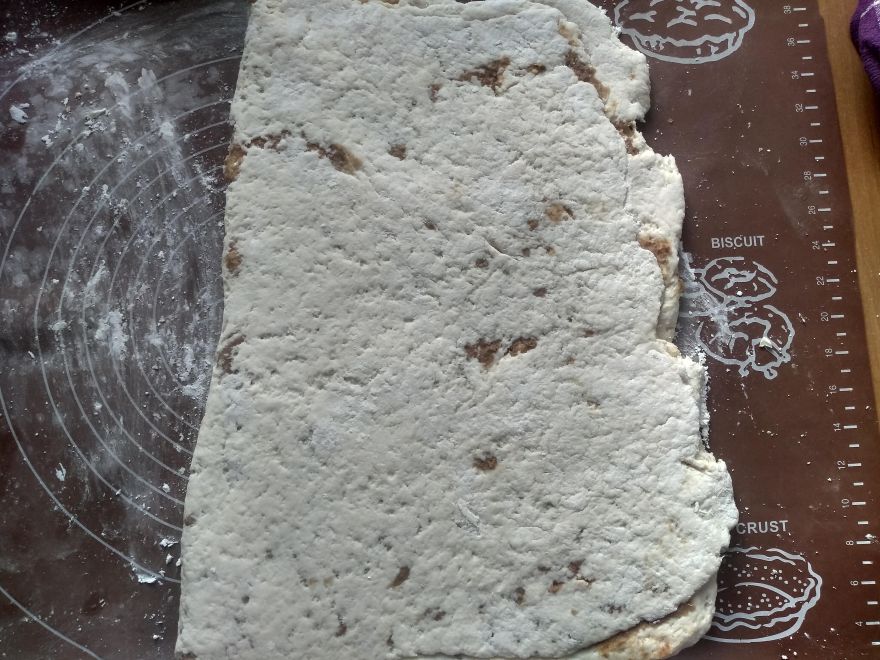 Gluten-free crackers with wine