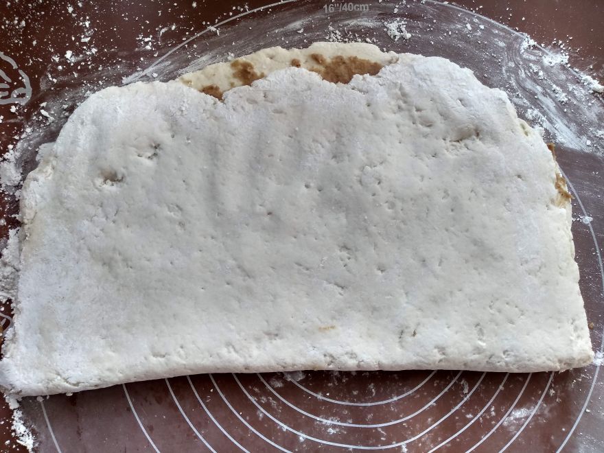 Gluten-free crackers with wine