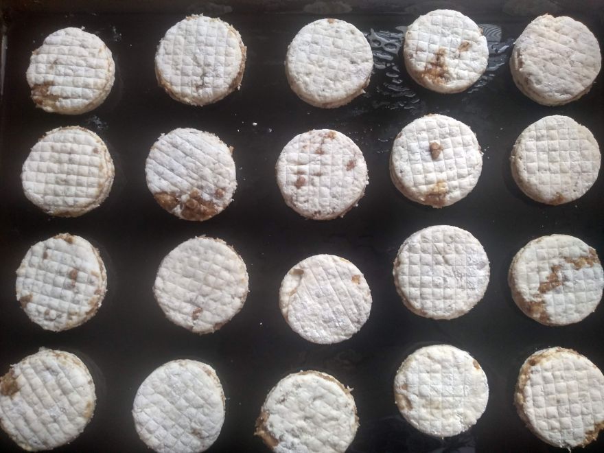 Gluten-free crackers with wine