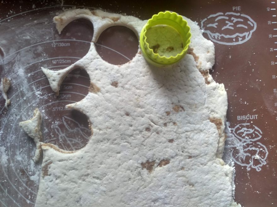 Gluten-free crackers with wine