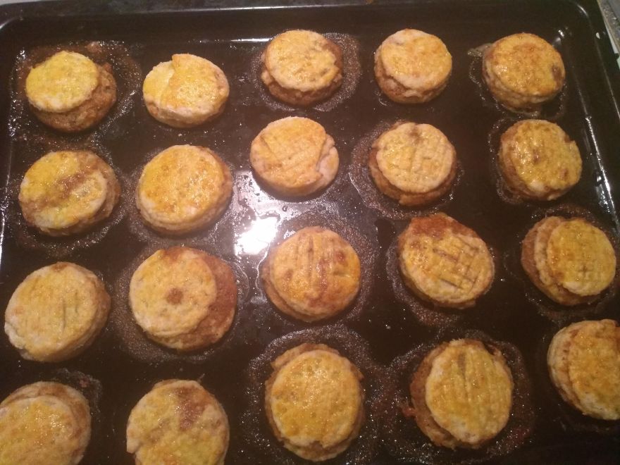 Gluten-free crackers with wine