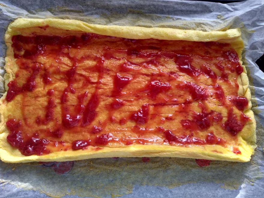 Gluténmentes eper tekercs szívvel