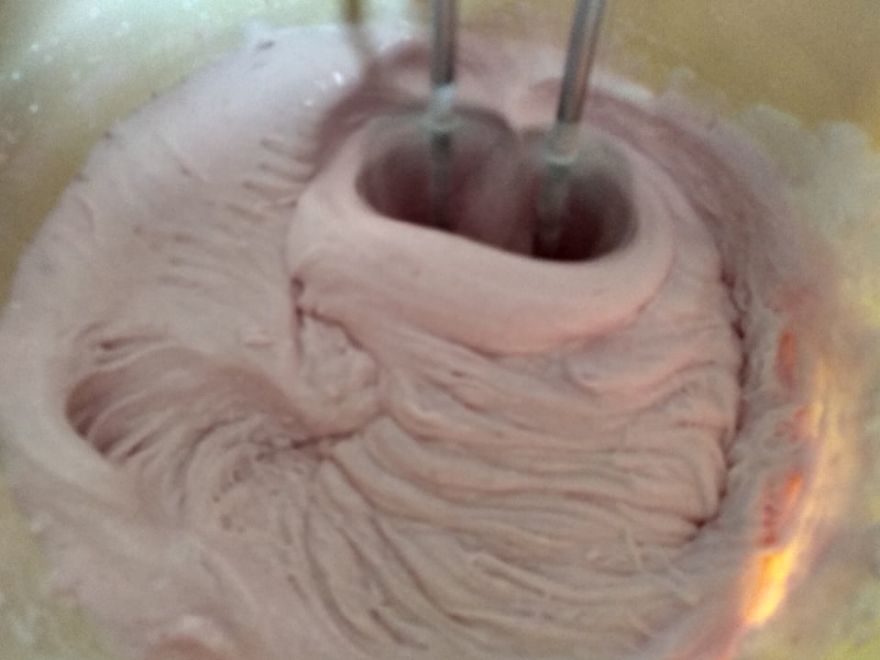 Gluténmentes eper tekercs szívvel