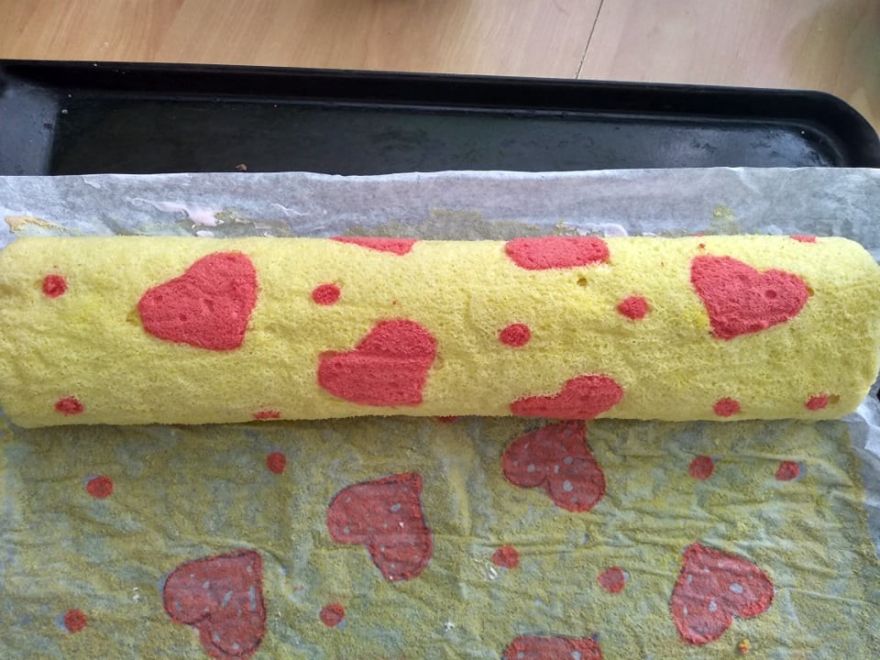 Gluténmentes eper tekercs szívvel