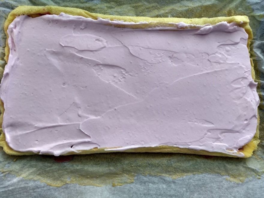 Gluténmentes eper tekercs szívvel