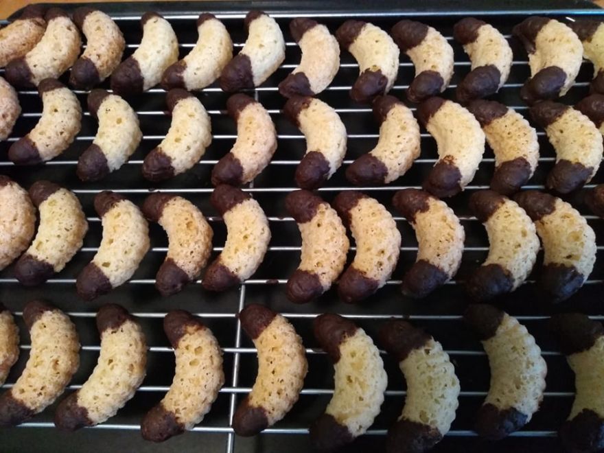 Gluten-free coconut puffed rolls without gluten and milk