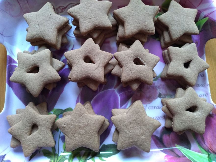 Gluten-free cocoa stars with orange jam
