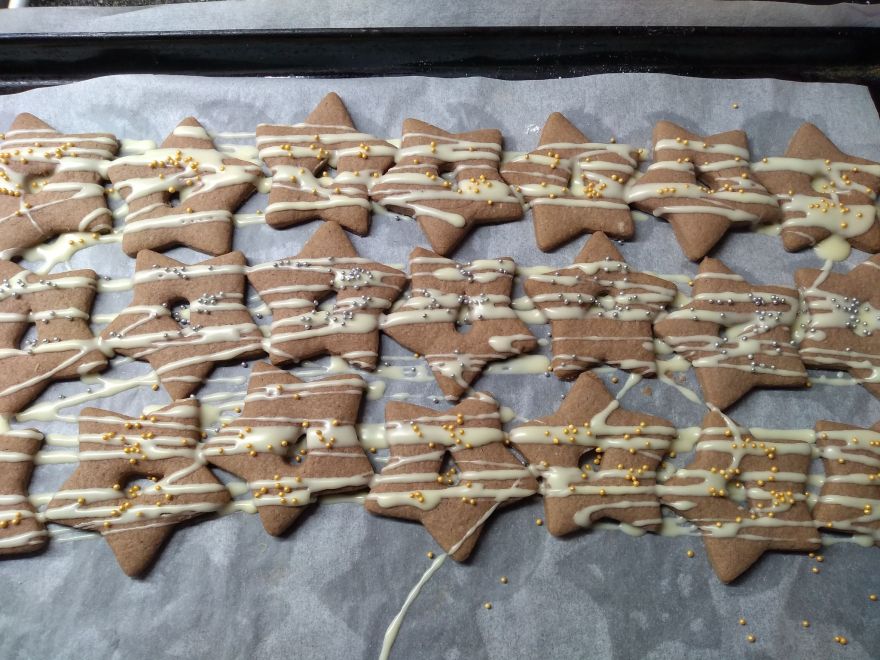 Gluten-free cocoa stars with orange jam