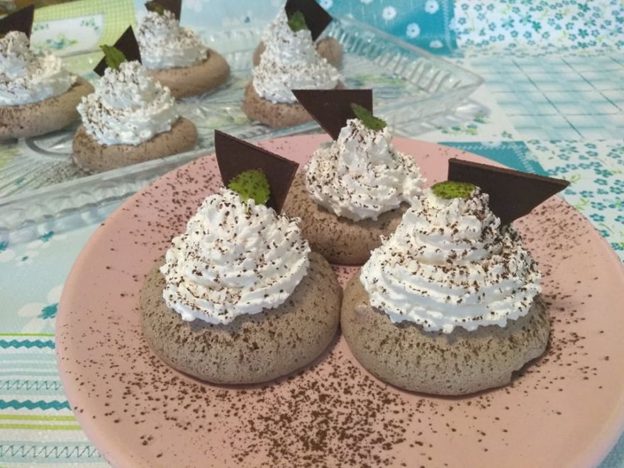 Čokoládové mini pavlovky