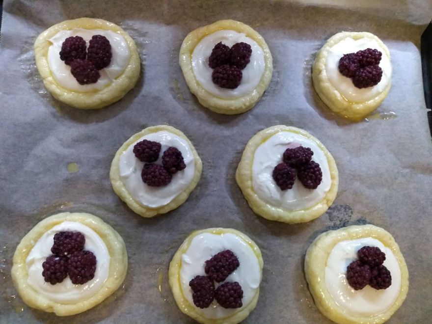 Bezlepkové tvarohové koláče s černicami