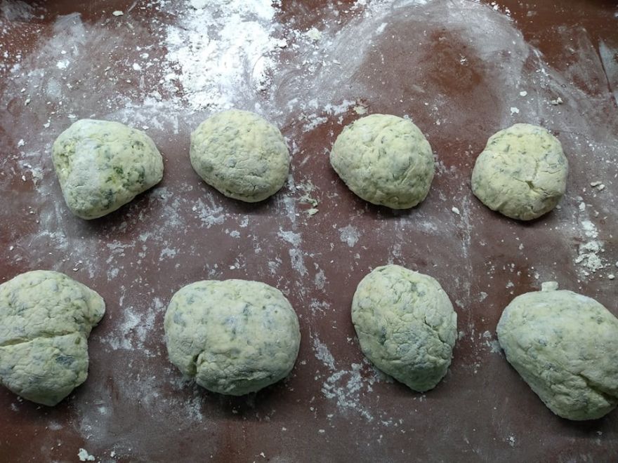 Bezglutenowe węzły szpinakowe