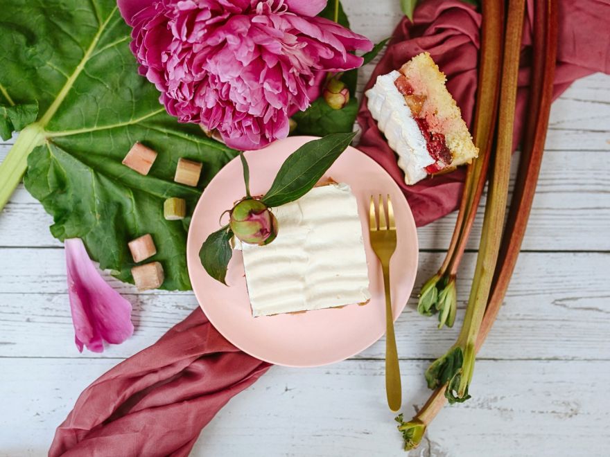 Gluten-free rhubarb-strawberry cake