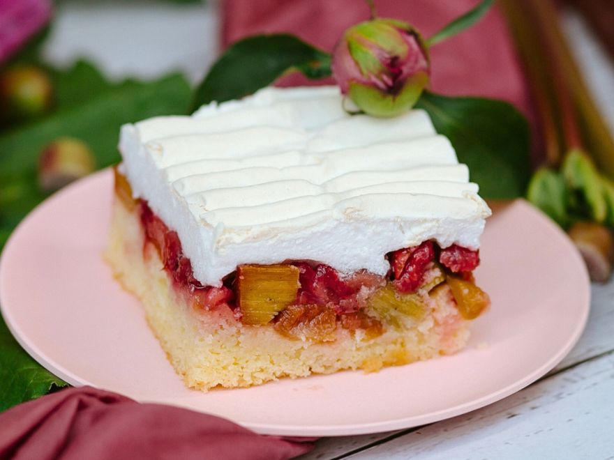 Gluten-free rhubarb-strawberry cake