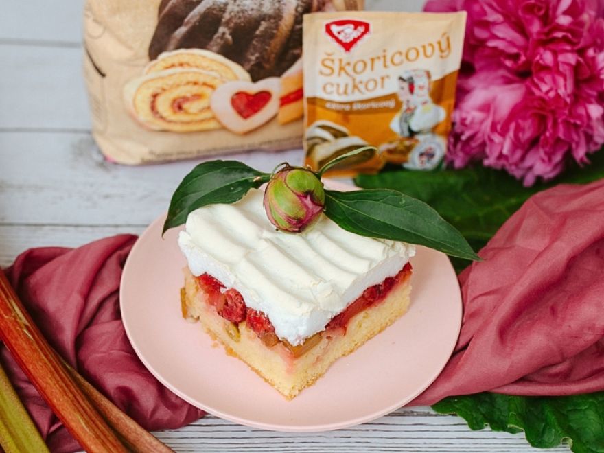 Gluten-free rhubarb-strawberry cake