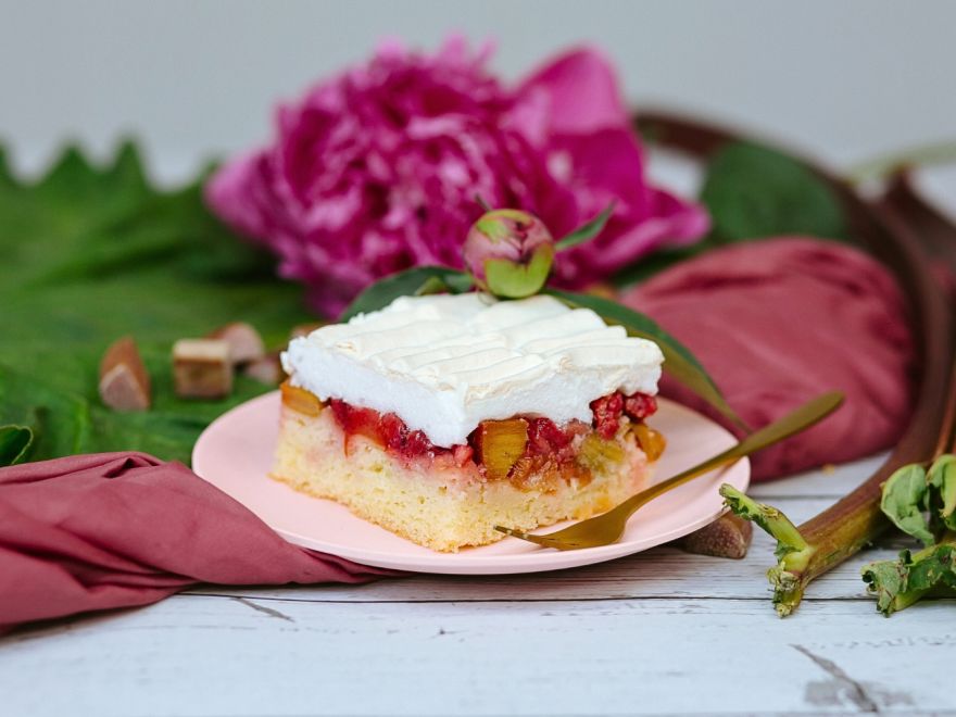 Gluten-free rhubarb-strawberry cake