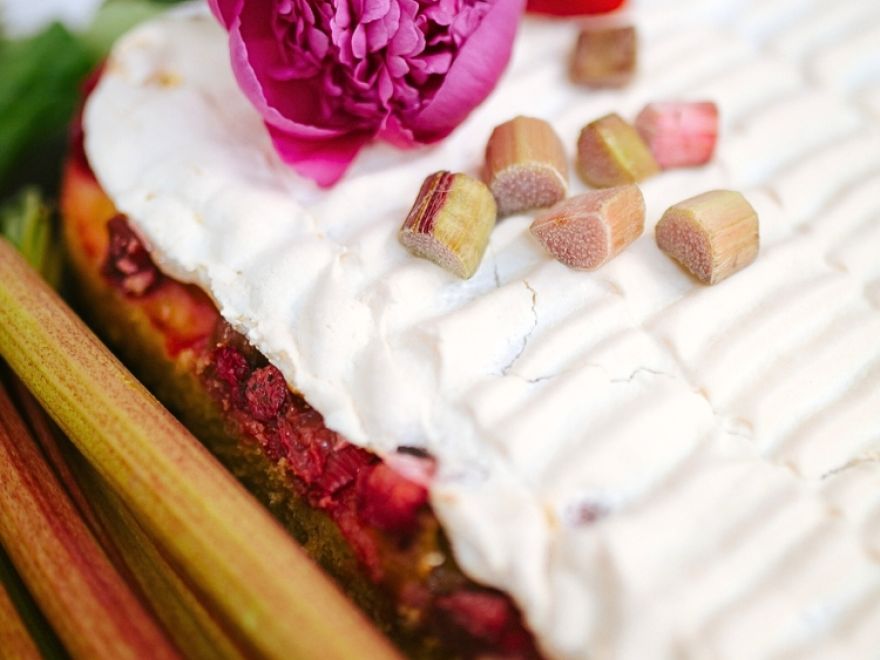 Gluten-free rhubarb-strawberry cake