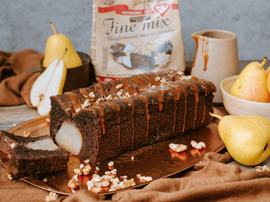 Gluten-free gingerbread with pears topped with caramel