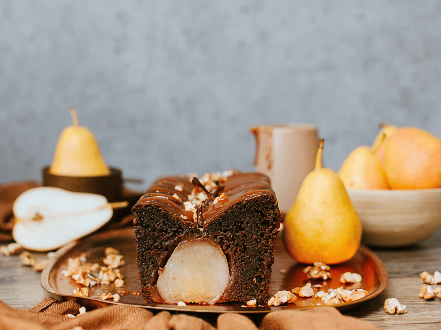 Gluten-free gingerbread with pears topped with caramel