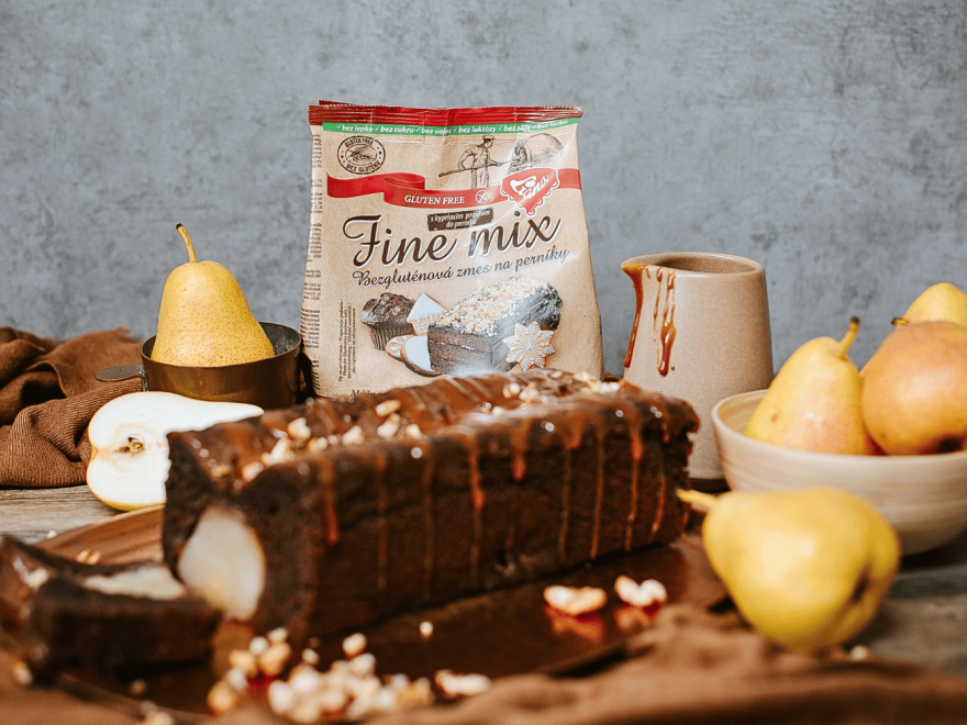 Gluten-free gingerbread with pears topped with caramel