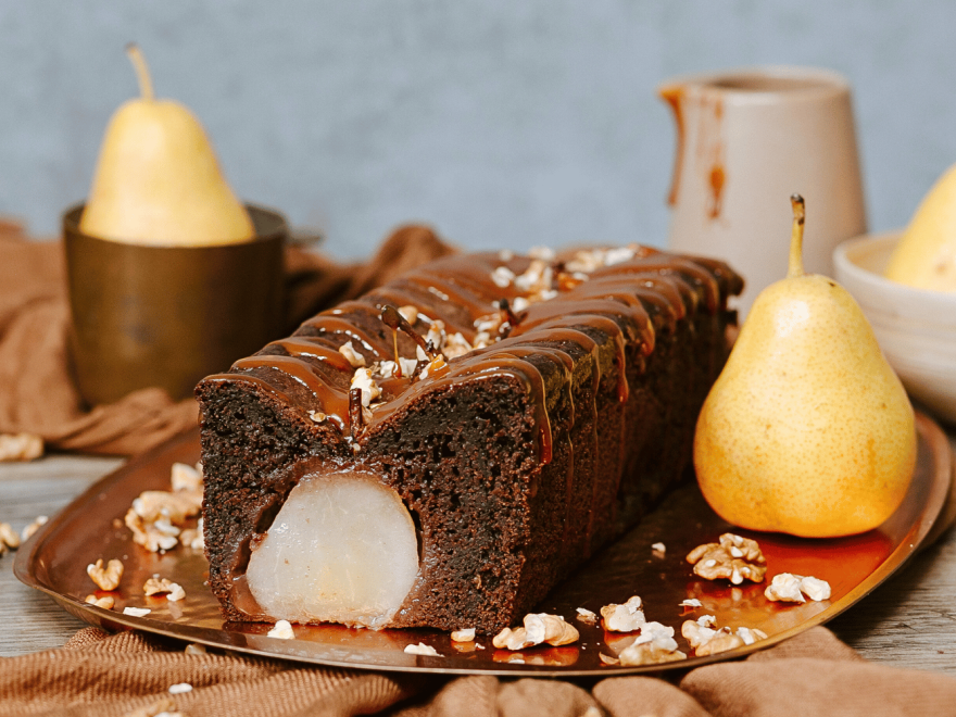 Gluten-free gingerbread with pears topped with caramel
