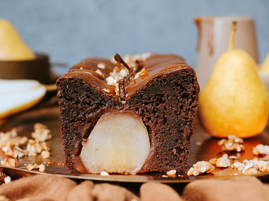 Gluten-free gingerbread with pears topped with caramel