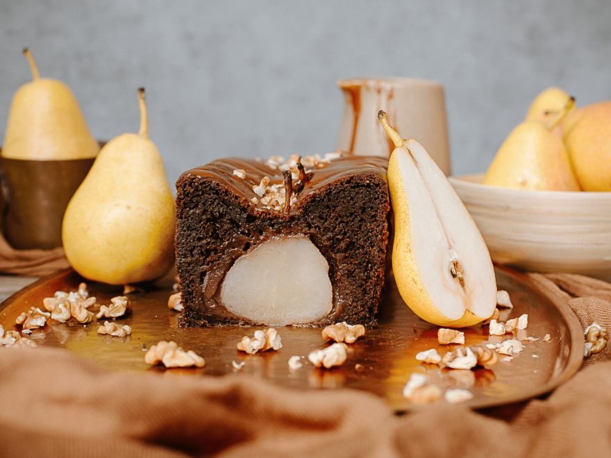 Gluten-free gingerbread with pears topped with caramel