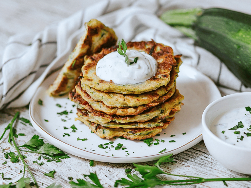 Bezlepkové cuketové placky s jogurtovo-bylinkovým dipom