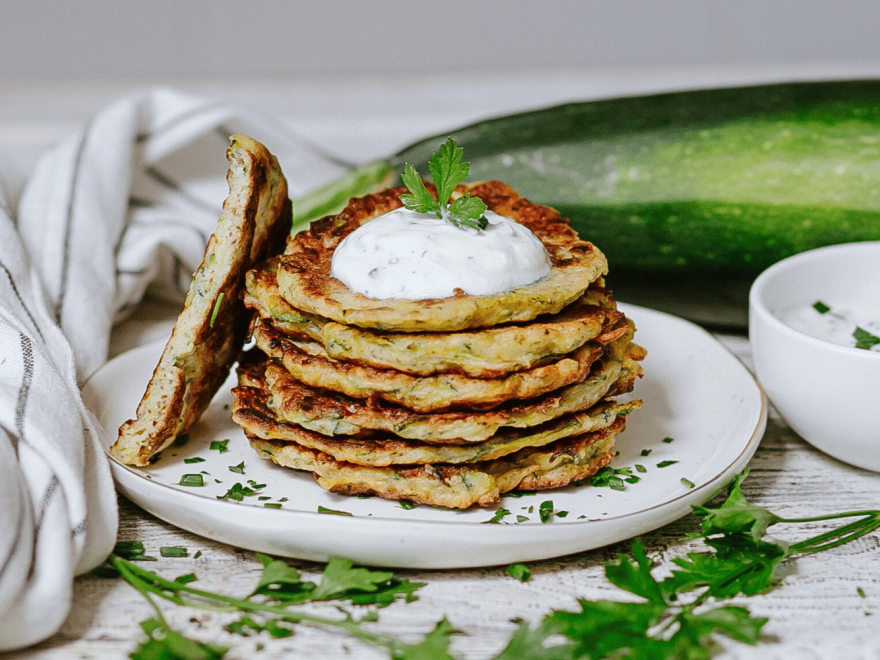 Bezlepkové cuketové placky s jogurtovo-bylinkovým dipom