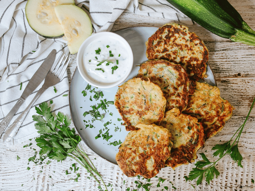 Bezlepkové cuketové placky s jogurtovo-bylinkovým dipom