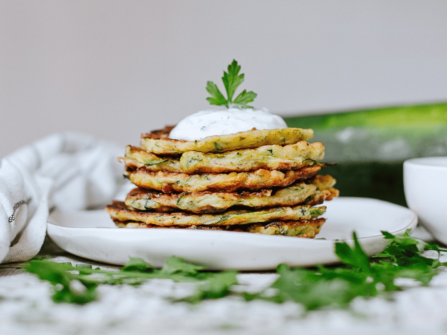 Bezlepkové cuketové placky s jogurtovo-bylinkovým dipom