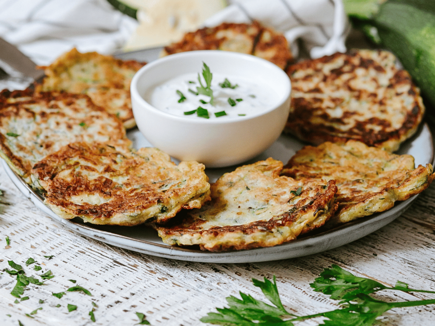 Bezlepkové cuketové placky s jogurtovo-bylinkovým dipom