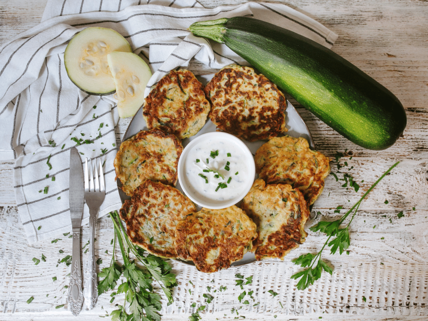 Bezlepkové cuketové placky s jogurtovo-bylinkovým dipom