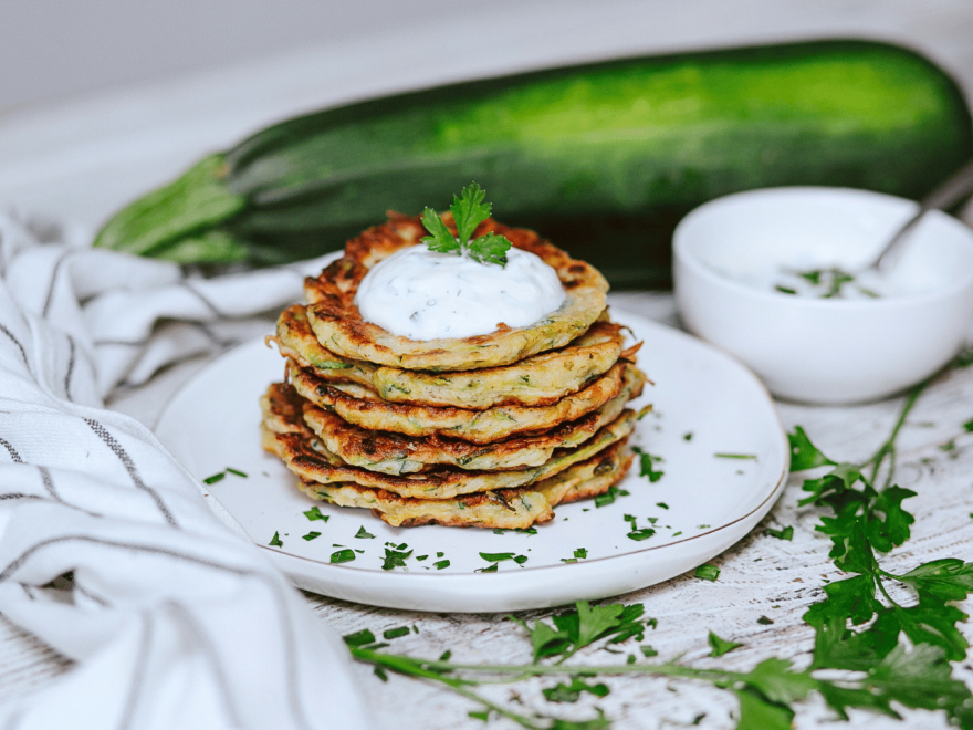 Bezlepkové cuketové placky s jogurtovo-bylinkovým dipom
