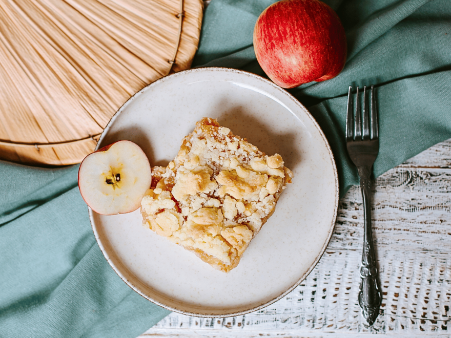Quick gluten-free apple pie with crumble