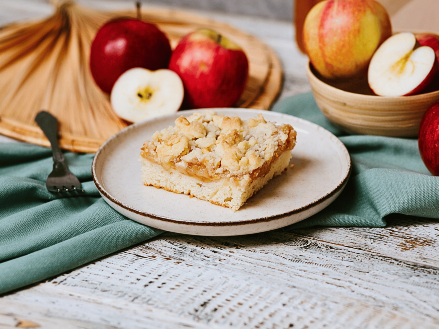 Quick gluten-free apple pie with crumble