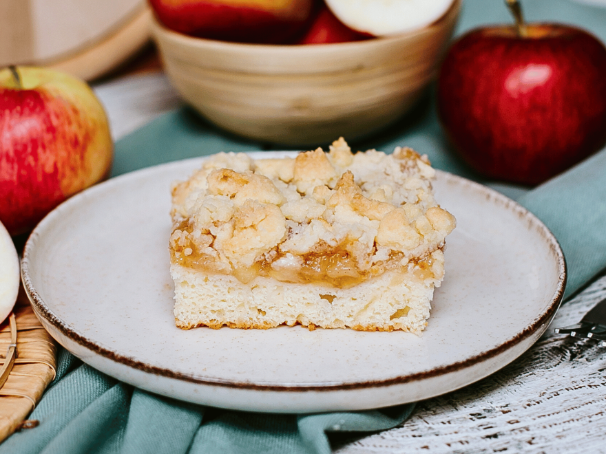 Quick gluten-free apple pie with crumble