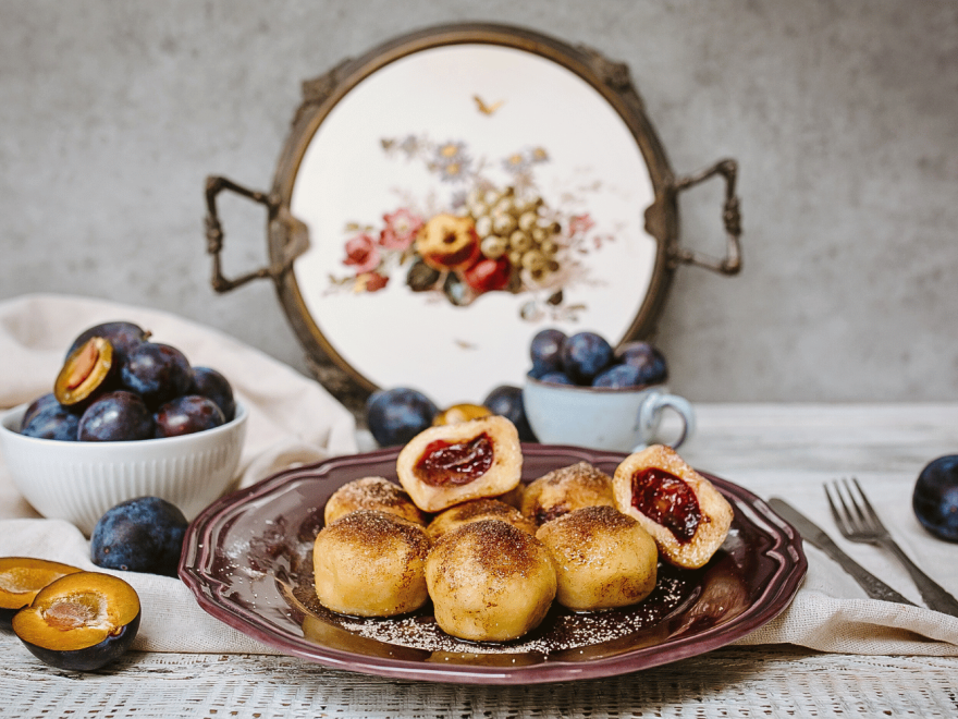 Gluten-free plum balls from potato dough