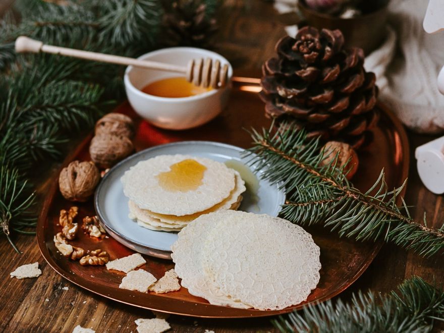 Crispy gluten-free Christmas wafers without eggs and milk