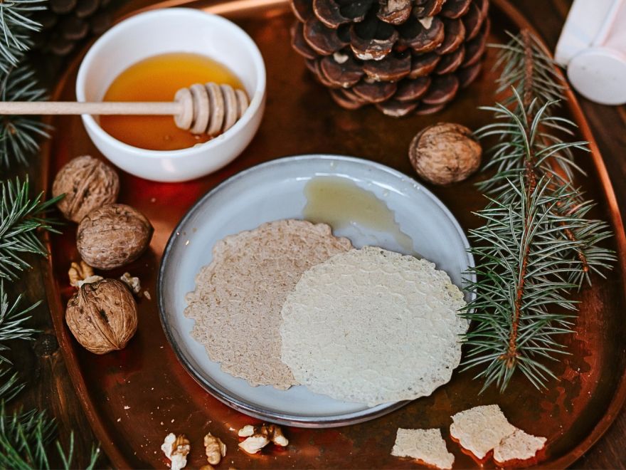 Crispy gluten-free Christmas wafers without eggs and milk