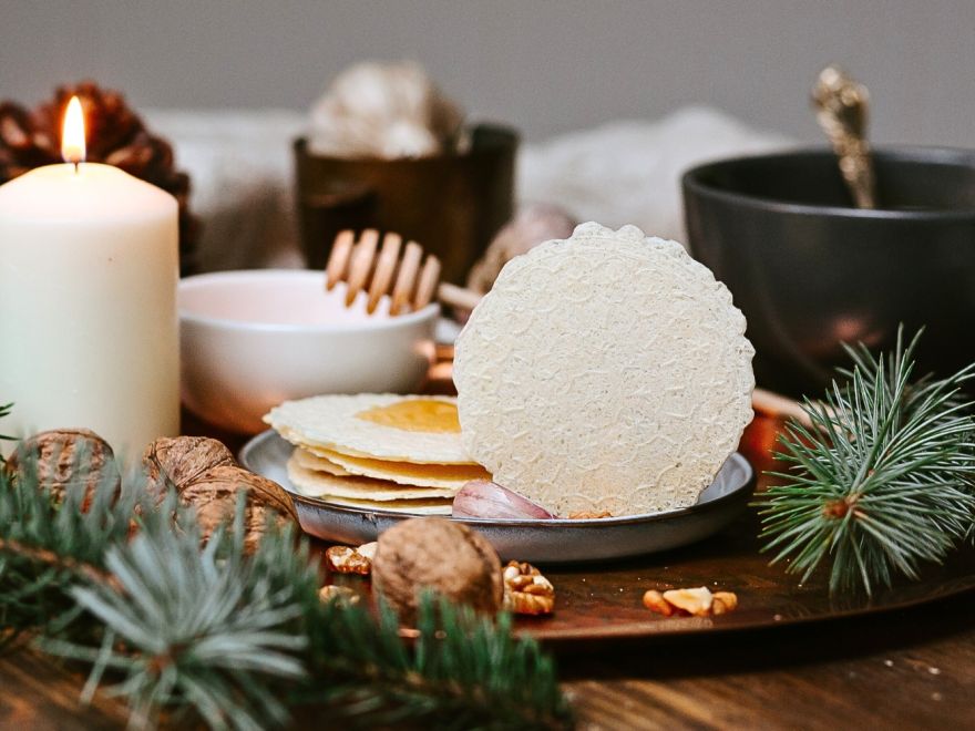 Crispy gluten-free Christmas wafers without eggs and milk